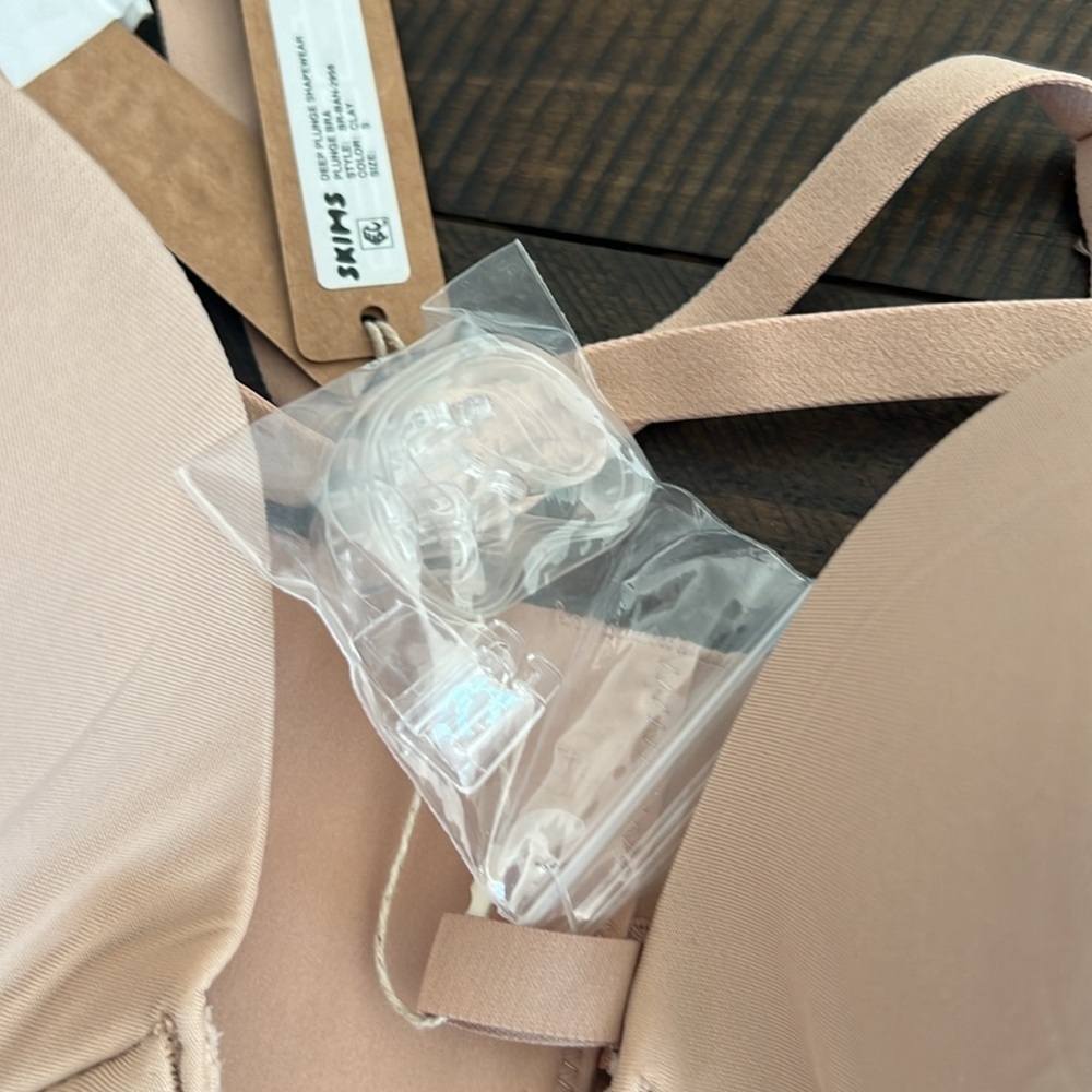 Skims Deep Plunge Shapewear Bra - Picture 5 of 8